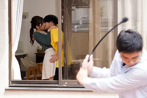 Kẹt lại văn phòng với quản lý nữ trong một trận mưa to