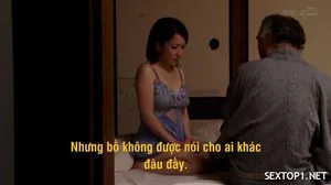 Cô gái xinh đẹp có ngoại hình cao khoe bộ ngực khủng và núm vú siêu to. Cô ấy không có lông và có rất nhiều người nhìn cô ấy. Có chút thú vị.
