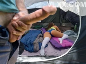 Hai người phụ nữ nhà bên phang với nhau sau bữa tiệc giáng sinh