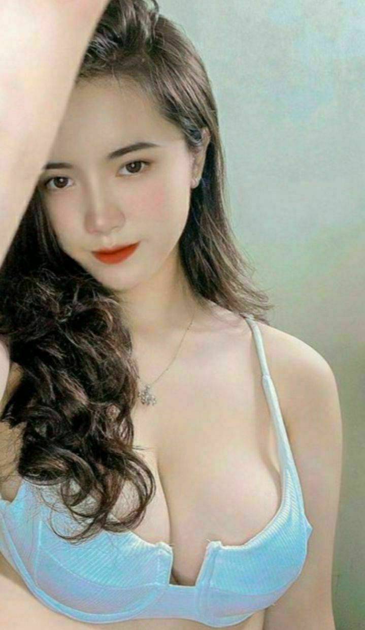 Mắc kẹt trong đêm mưa bão với em nữ sinh xinh đẹp